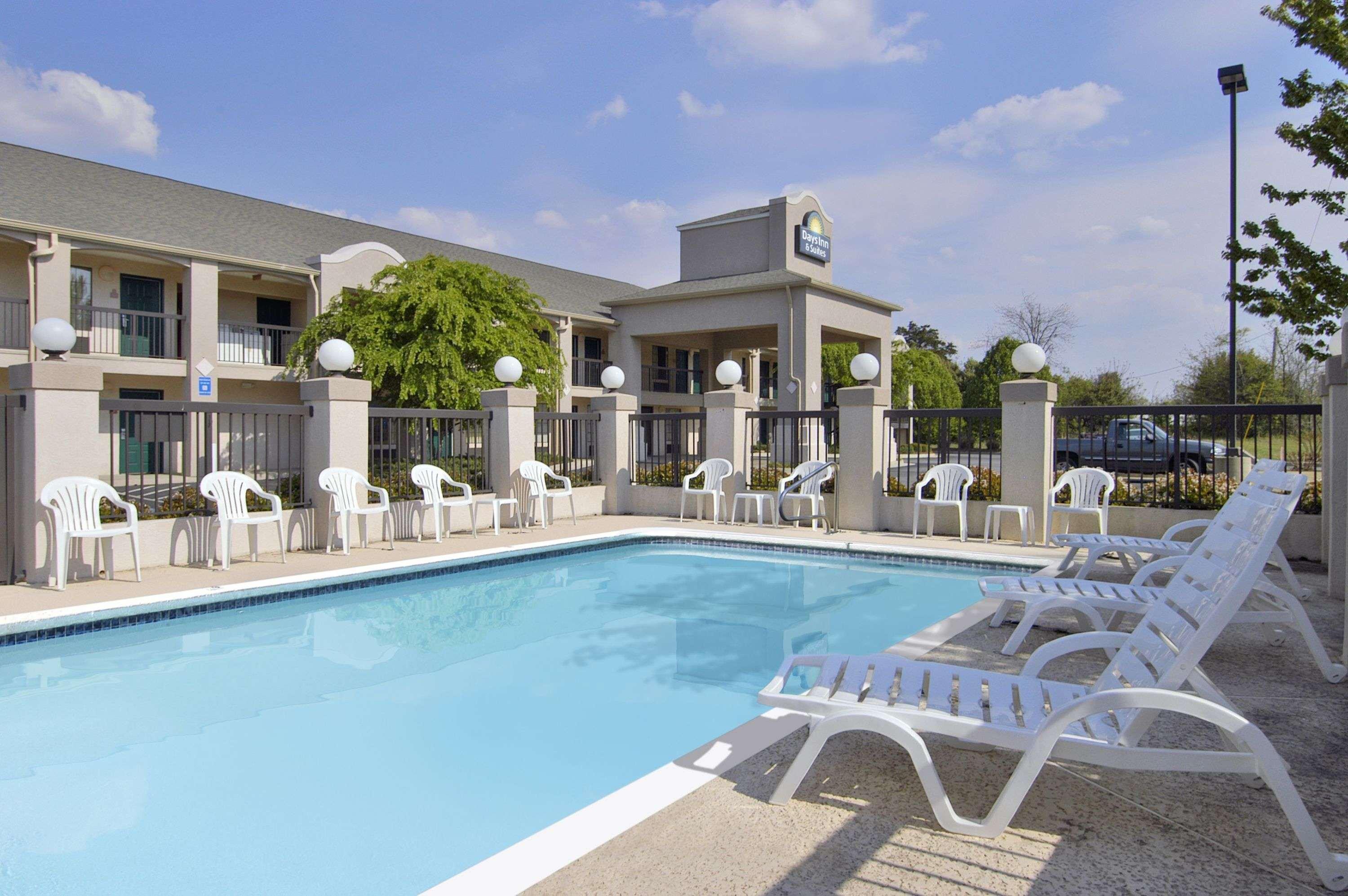 Days Inn & Suites By Wyndham Fort Valley Bagian luar foto