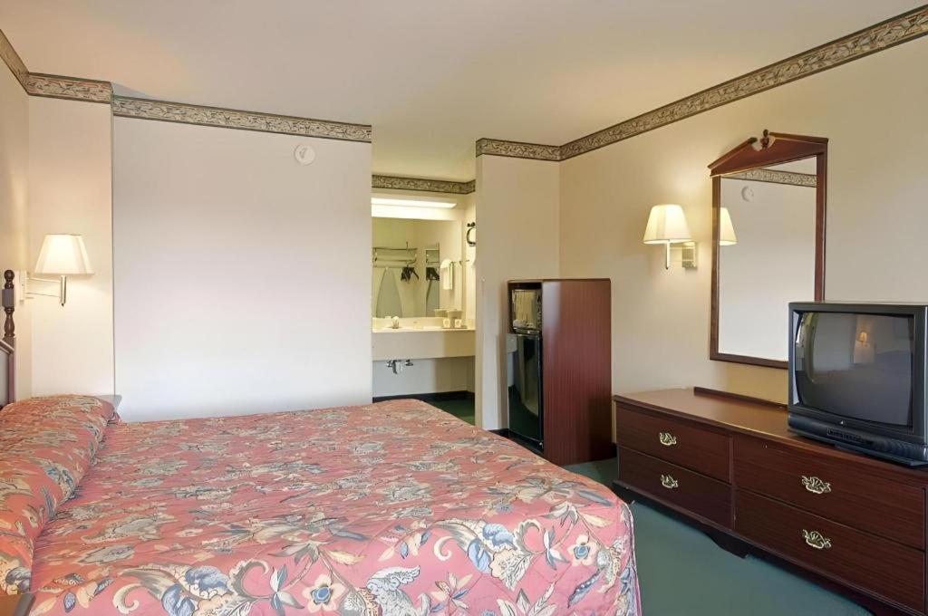Days Inn & Suites By Wyndham Fort Valley Bagian luar foto