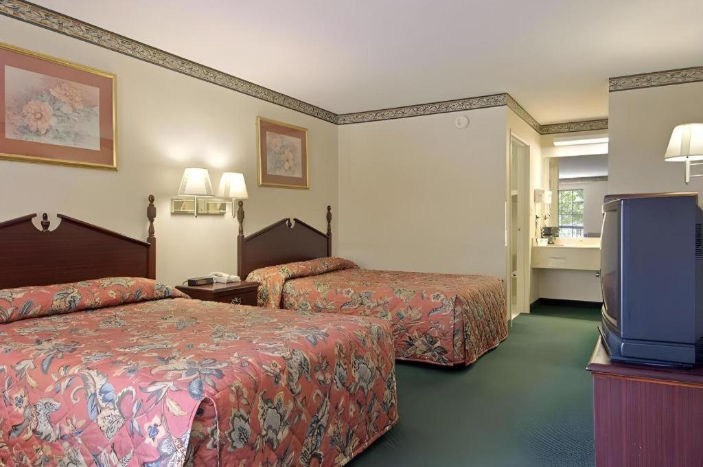 Days Inn & Suites By Wyndham Fort Valley Bagian luar foto