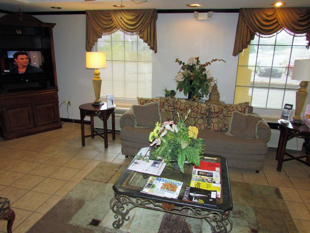 Days Inn & Suites By Wyndham Fort Valley Bagian luar foto