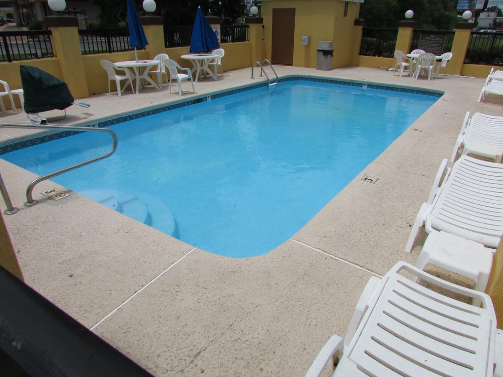 Days Inn & Suites By Wyndham Fort Valley Bagian luar foto